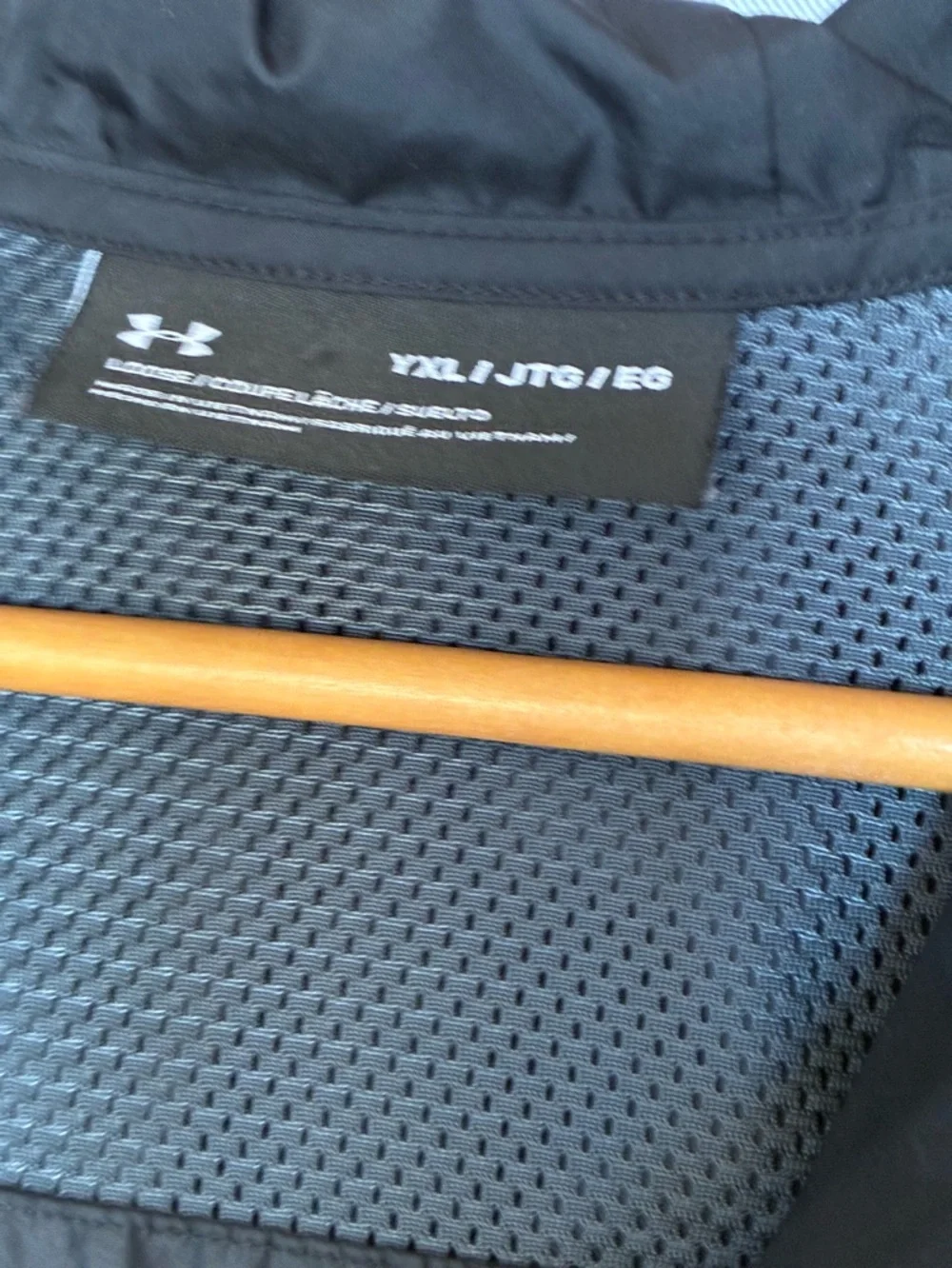 UNDER ARMOUR boys full zip wind jacket - Picture 8 of 9